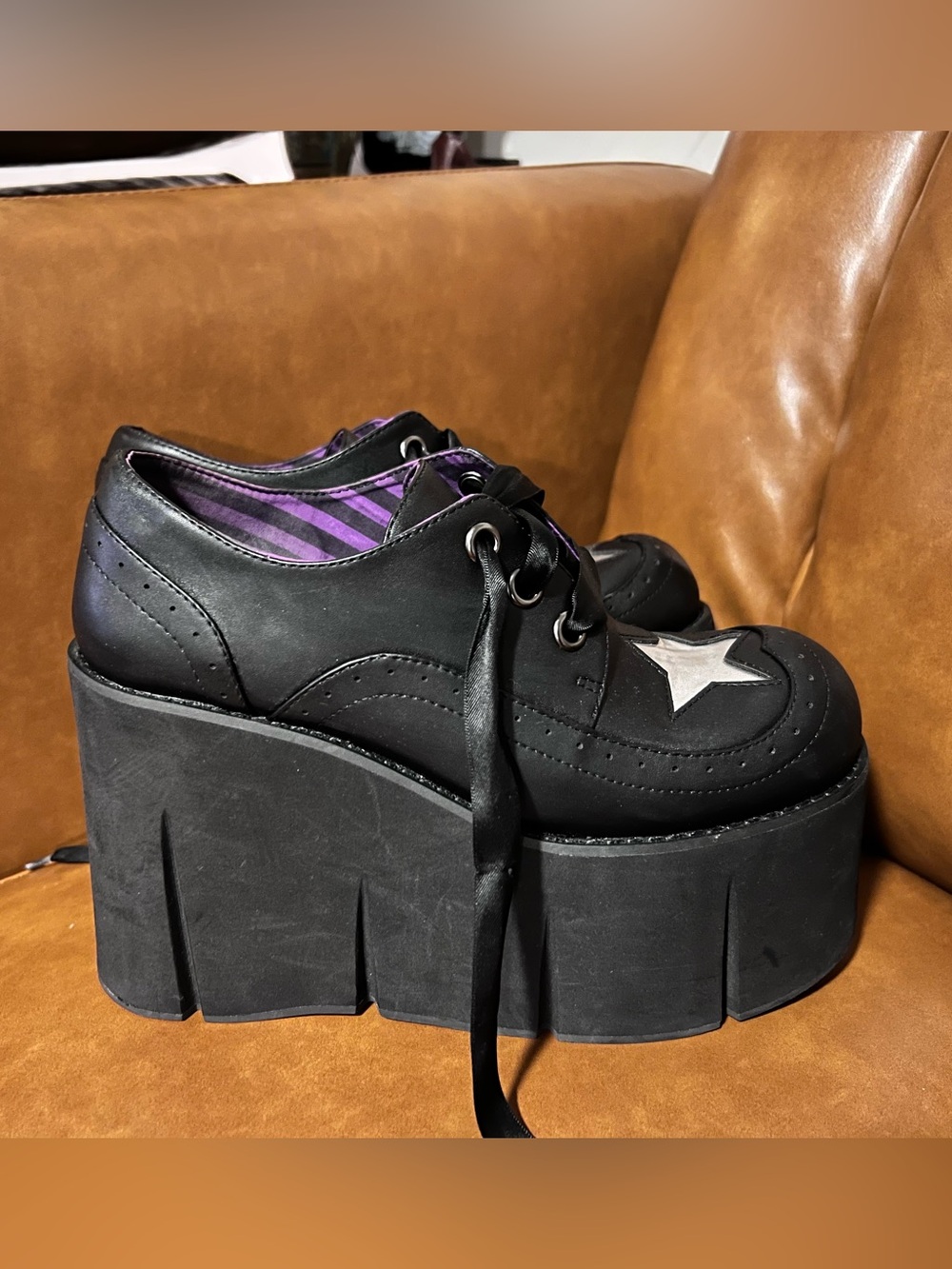 Widow platform shoes w/metallic silver star detail size 8M